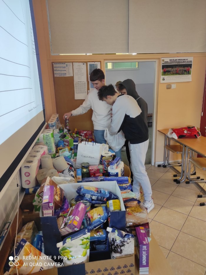 Wolontariusze ZSE-O sortują i pakują dary